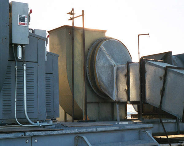 Instead of a rectangular-to-round transition from the fan inlet, a transition plate is being used in this application, resulting in the bottom-loading of air on the fan wheel.